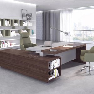 Scrivania direzionale moderna Ducale di Estel con mobile di servizio ortogonale e libreria in essenza alle spalle
