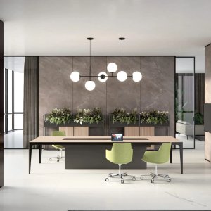 Scrivania direzionale Grand More di Estel con piano chiaro appoggiato al mobile di servizio in squadra