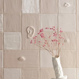 Parete in Chalk Matt con la composizione Face di Faces & Figures Mutina
