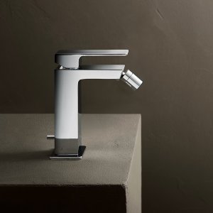 Rubinetteria di design Fantini: set doccetta Mint con rosone quadrato a muro