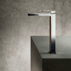 Fantini Mint in Matt Gun Metal: lavabo a parete e doccia nella stessa stanza