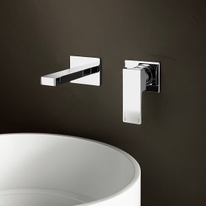 Bagno degli ospiti con miscelatore Mint di Fantini e specchio a tutta parete