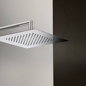 Rubinetteria di design in un bagno direzionale: il monoforo Mint sul mobile lavabo
