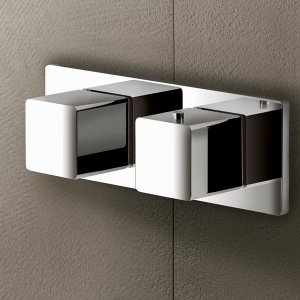 Composizione doccia Mint con soffione Acquafit, termostatico a tre uscite e set doccetta