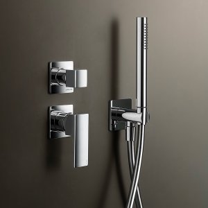 Mint a parete in Matt Black: bocca e comando su rosoni sopra il lavabo