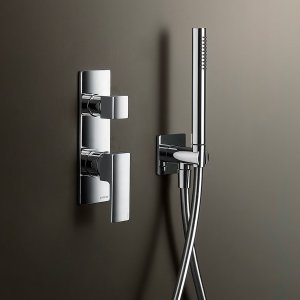 Lavabo a parete Mint con rosoni e bocca da 19 cm in finitura cromo