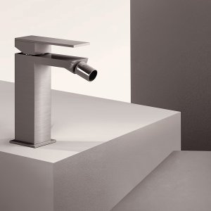 Miscelatore alto Mint di Fantini in Matt Black vicino a una ciotola in ceramica bianca