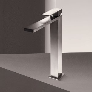 Versione alta del miscelatore Mint in cromo accanto a un lavabo d’appoggio