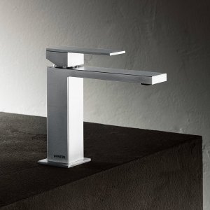 Miscelatore lavabo monoforo Mint di Fantini in cromo su un piano in pietra chiara