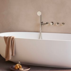 Soffione a soffitto Acquafit della serie Flora con il disegno degli ugelli