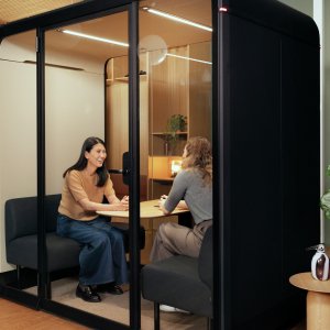 Riunione di quattro persone dentro il pod Framery Four