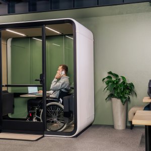 Framery Four visto di profilo con porta aperta a 180 gradi