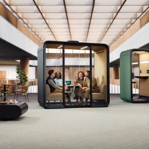 Meeting pod Framery Four in un open space italiano