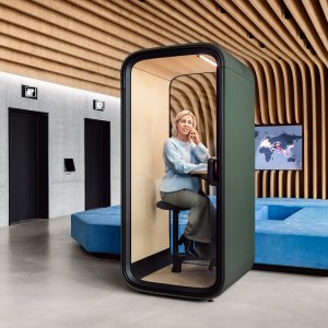 Interno di Framery One Compact con piano di lavoro in betulla