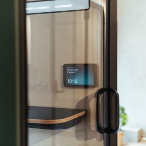 Videochiamata nella cabina Framery One Compact con luce dedicata