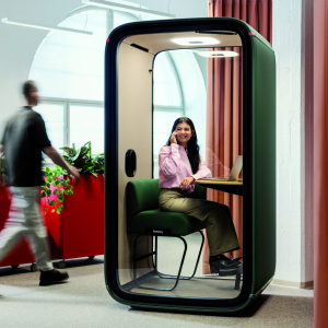 Interno di Framery One con scrivania elettrica regolabile