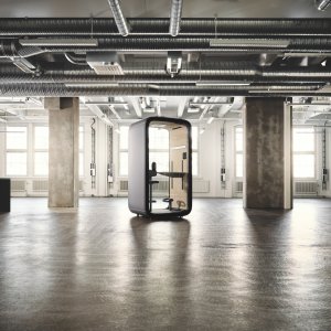 Framery One di profilo con scrivania alzata per lavorare in piedi