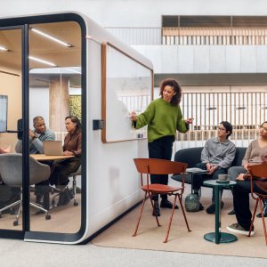 Sala riunioni Framery Six in un open space italiano