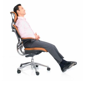 Freedom di Humanscale davanti a una scrivania direzionale