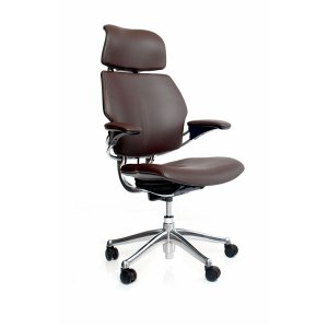 Poltrona direzionale Freedom di Humanscale con poggia nuca in pelle