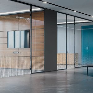 Ufficio diviso da una parete vetrata con porta battente a tutta altezza