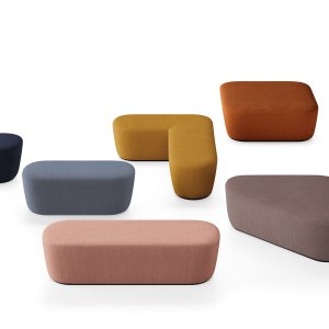 Area lounge con poltrone Radar, tavolino e pouf