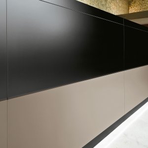 Bancone Vogue di Frezza in laccato grigio verdastro con inserti in olmo chiaro