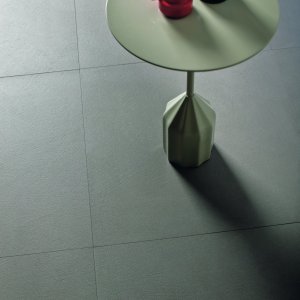 Sala riunioni con pavimento in gres Déchirer