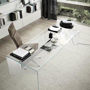Le spalle in cristallo extralight dell'Air Desk di Gallotti & Radice