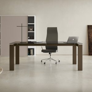 Scrivania direzionale GO di Colombini Office con sostegni in melaminico