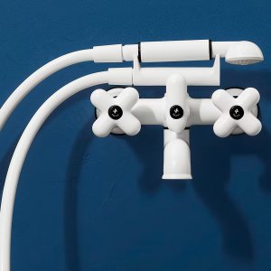 Gruppo lavabo I Balocchi in bianco opaco su un piano in pietra chiara