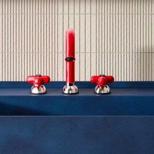 Bagno con doccia e lavabo I Balocchi coordinati nello stesso blu