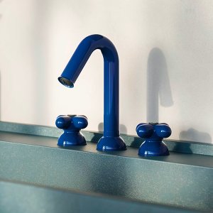 Bocca ad arco rossa del rubinetto I Balocchi vista di profilo