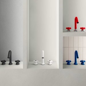 Rubinetteria di design Fantini: lavabo a parete I Balocchi in blu su lastra di pietra