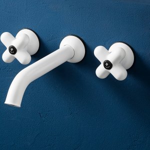 Gruppo lavabo tre fori I Balocchi di Fantini in rosso e cromo su un lavabo blu