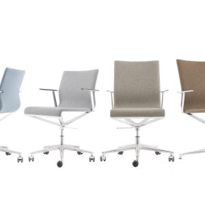 Sedie per tavolo riunioni Stick Chair di ICF Office allineate intorno al tavolo