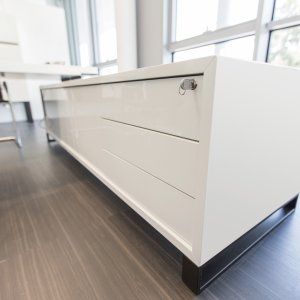 Scrivania New Loop con appendice strutturale e cassetti Tip-On