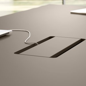 Top-access multifunzione aperto su scrivania Jera — prese Schuko, RJ45 Cat.6 e USB integrati nel piano