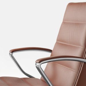Base AL6 in alluminio lucido con ruote sotto la poltrona Klivia