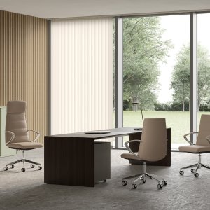 Poltrona direzionale Klivia con schienale medio rivestito in tessuto grigio