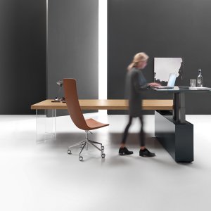 Tavolo riunioni Kyo con gambe intermedie elettrificate