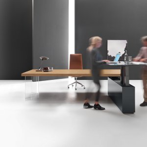 Boiserie Martex alle spalle di una scrivania Kyo