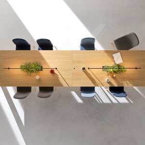 Sala riunioni con tavolo Kyo e madie coordinate