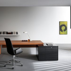 Scrivania Kyo con piano e gamba rivestiti in pelle nera