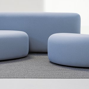 Pouf small Lisse di LaCividina da solo, profilo ovale irregolare