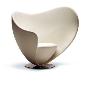 Mon Coeur di LaCividina, poltrona girevole di profilo sulla base tonda a disco