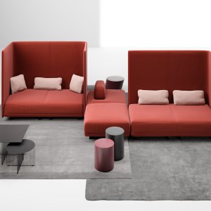 Mensola in rovere della collezione Node+ con un portatile aperto