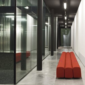 Composizione chiusa del divano Osaka di Pierre Paulin in una hall direzionale