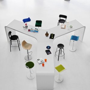 Tavolo alto per coworking Brunch di Lapalma in uno spazio collaborativo