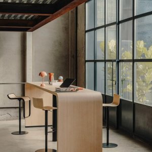 Tavolo alto Brunch di Lapalma in uno spazio pubblico